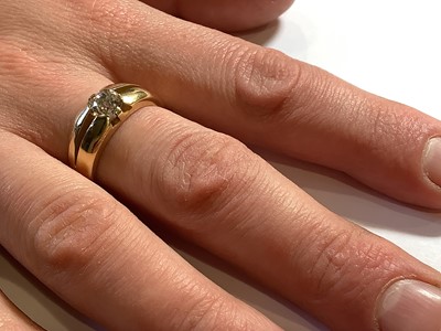 Lot 91 - A gentleman's diamond solitaire ring.