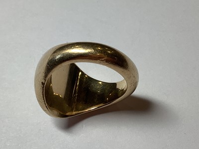 Lot 98 - A 9 carat yellow gold signet ring.