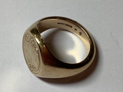 Lot 98 - A 9 carat yellow gold signet ring.