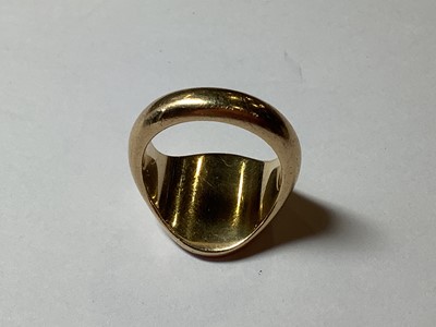 Lot 98 - A 9 carat yellow gold signet ring.