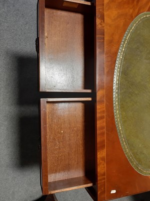 Lot 475 - Reproduction mahogany sofa table