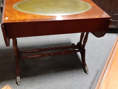 Lot 475 - Reproduction mahogany sofa table