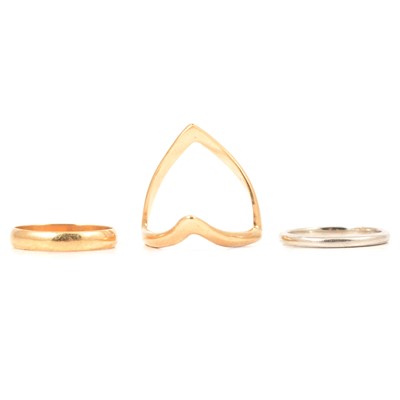 Lot 128 - Two wedding rings and a wishbone ring.