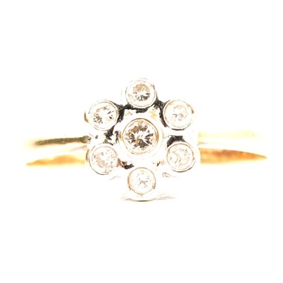 Lot 95 - A diamond cluster ring.
